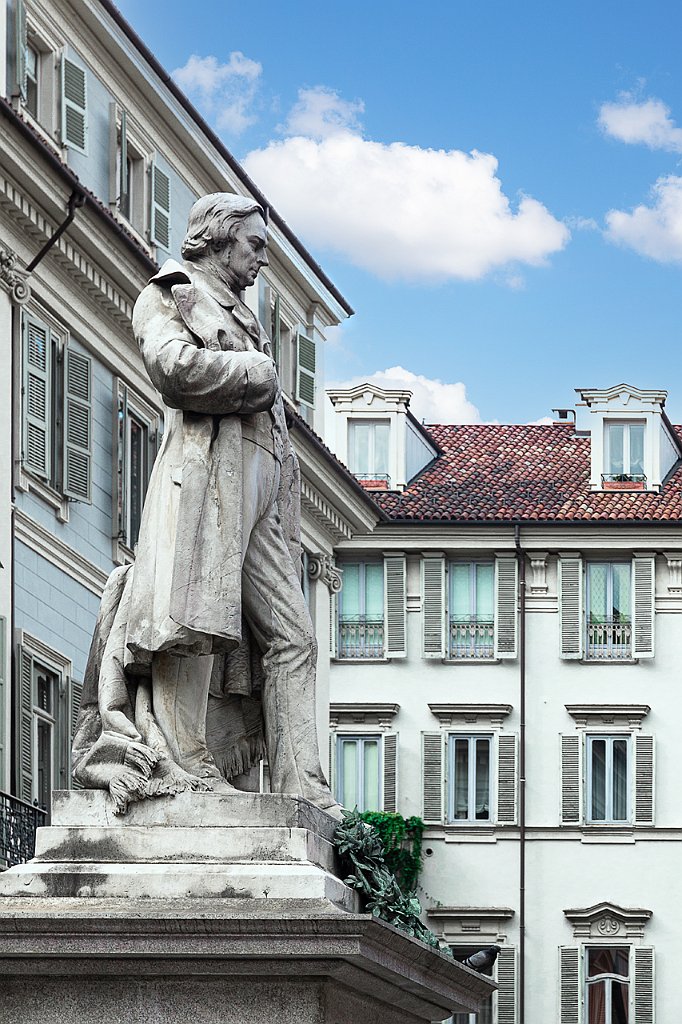 14 - PIAZZA CARIGNANO - STATUA VINCENZO GIOBERTI.jpg